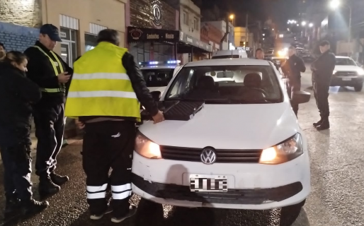Ebrio manejaba errante en pleno centro y frenó solo porque se quedó dormido