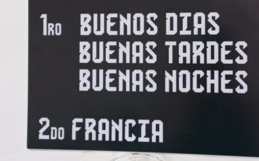 La particular bienvenida con la que un gimnasio comodorense recibe a sus clientes y «descansa» a Francia