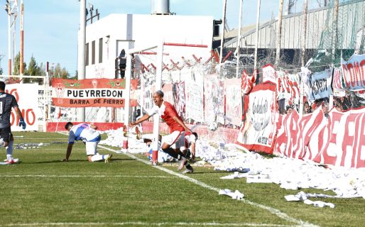 Sobre el final del primer tiempo, Huracán marcó el primer gol de la tarde
