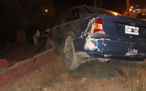 Manejaba borracho, perdió el control y terminó adentro de una casa