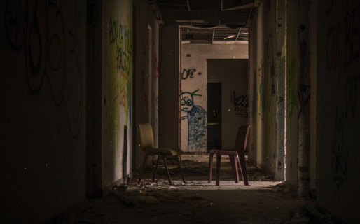 Unos amigos entraron a una casa abandonada y filmaron una extraña figura