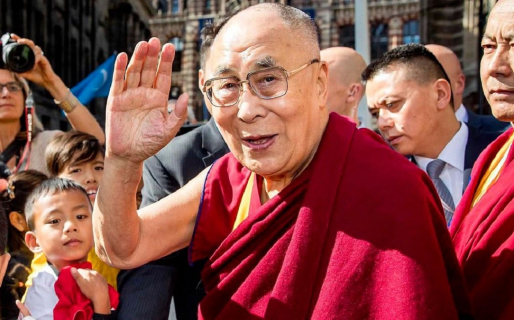 Piden la detención de Dalai Lama por besar en la boca a un menor
