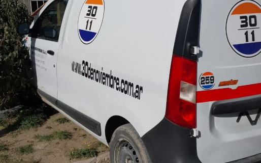 Se olvidó de poner el freno de mano y chocó contra un paredón