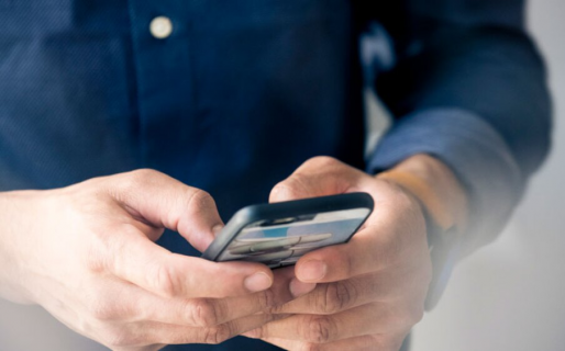 Le mandó saludos a la esposa de un amigo, pero la respuesta lo descolocó