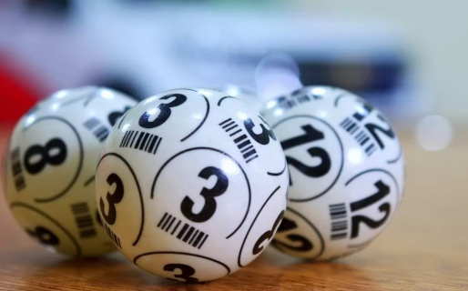 Ganó millones en la lotería, pero en 3 años lo perdió todo entre estafas y multas