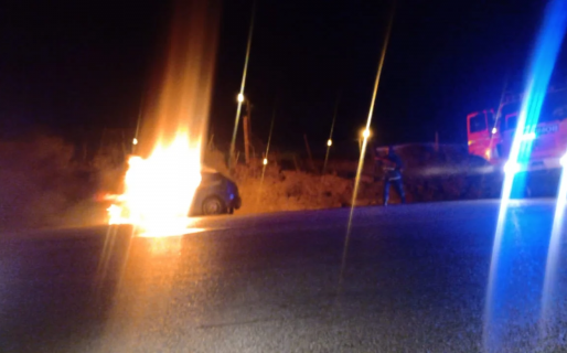 Se le incendió el vehículo mientras circulaba por el camino Roque González