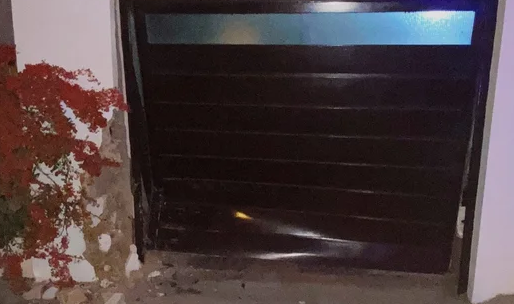 Estacionó su auto y lo dejó sin freno de mano: se estrelló contra la casa del vecino