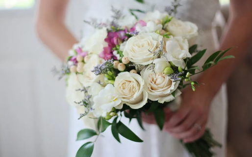 Se pelearon por el ramo de novia y una casi acaba con el brazo quebrado