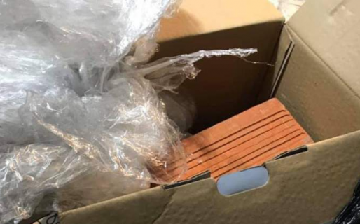 Compró un dispositivo electrónico por internet y le llegaron trozos de ladrillo