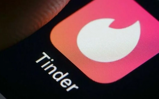 Advierten sobre el riesgo alto de Tinder, la red social preferida de las «viudas negras»