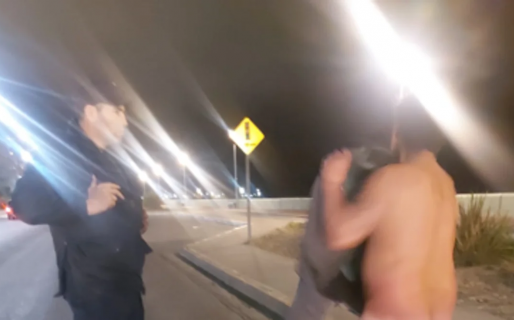 Un hombre fue capturado por la Policía mientras caminaba desnudo en plena vía pública