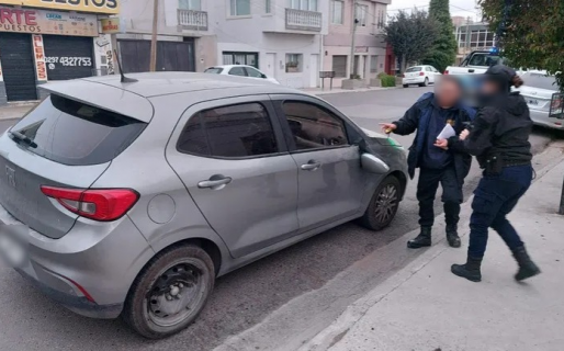 Pateó un auto, salió el dueño del vehículo y lo sometió a golpes