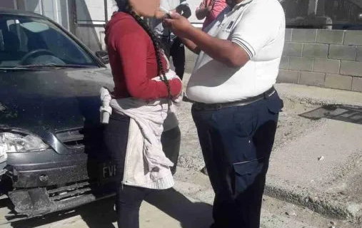 Manejaba alcoholizada y terminó chocando a dos autos estacionados