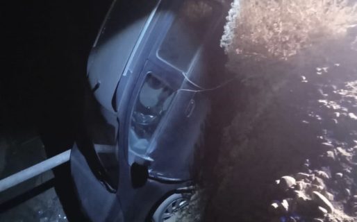 Encuentran un auto abandonado en un canal pluvial