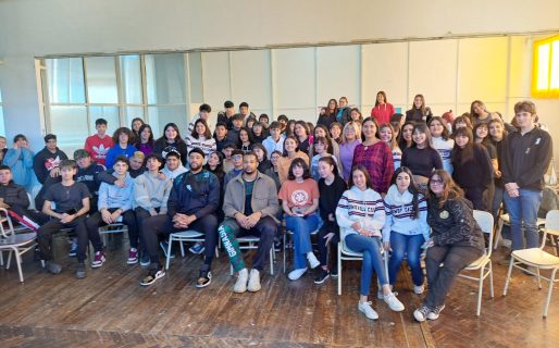 Enseñando también la rompen: jugadores de Gimnasia participaron de una clase de inglés