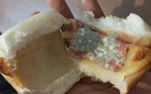 Compró pan relleno en una reconocida panadería de Comodoro y se llevó un susto cuando lo abrió