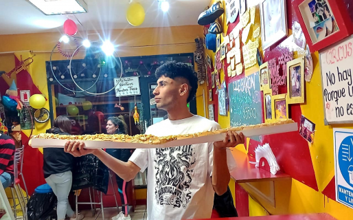 Más largo que un día sin ella: En Comodoro venden un pancho de casi dos metros