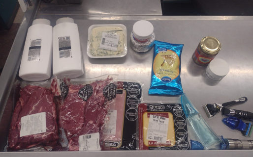 Una pareja sin trabajo fue detenida por robar mercadería en un supermercado