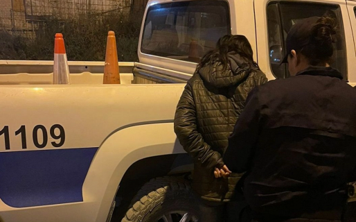 Una mujer caminaba por el San Cayetano y quedó detenida por tener pedido de captura