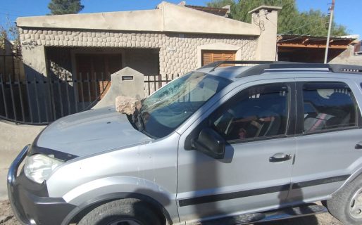 En estado de ebriedad, atacó a piedrazos varios automóviles