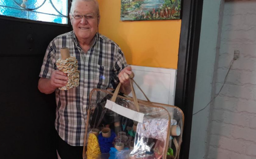 Tiene 86 años, cose colitas de pelo y las vende: «Es mi cable a tierra»