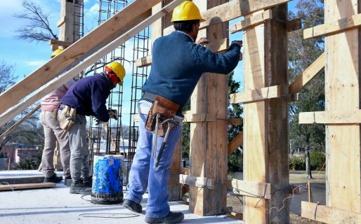 Presionados por la alta inflación, los salarios registrados se ubicaron en el nivel más bajo desde 2007