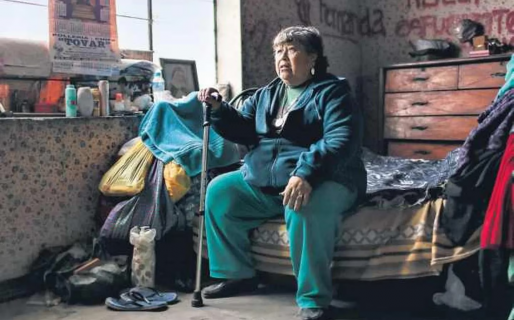 La mujer que vive en una cárcel pese a que no está presa y debe pedir permiso para moverse