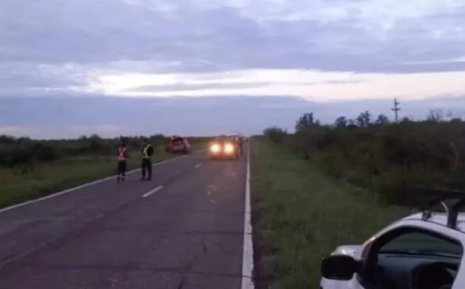 Le dio un infarto a su esposo en medio de la ruta, se bajó del auto a pedir ayuda y murió atropellada