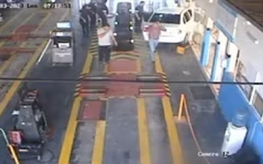 Fue a hacer la VTV, perdió el control del auto y terminó incrustado contra una oficina