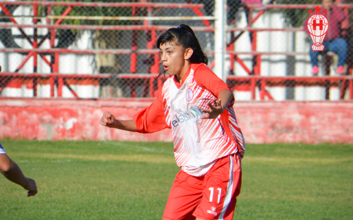 Tiene 13 años, juega en Huracán y junta botines para niños y niñas que no pueden comprarlos