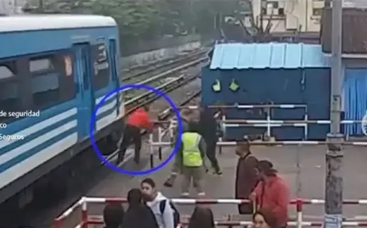 Iba distraido con el celular y un tren casi lo mata