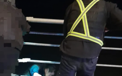 Se tiró al mar a recuperar su celular y casi la traga la marea