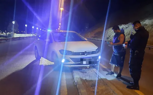 Se descompensó, se le fue el auto y quedó sobre el cordón