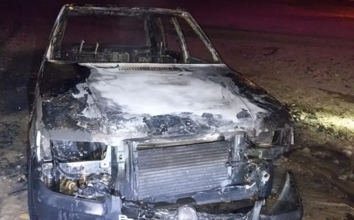 Un vehículo quedó carbonizado en un descampado