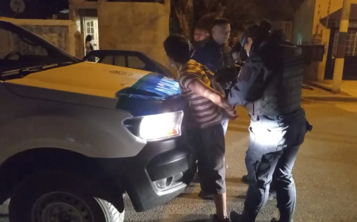 Tenía orden de acercamiento, quiso evitarla y el hermano de la víctima lo entregó a la policía