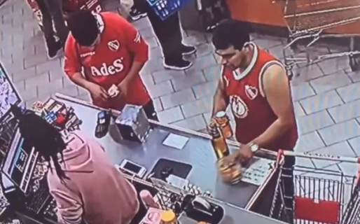 El robo menos pensado: un hincha de Independiente se llevó una lata con chupetines