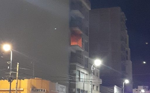 Se incendia un departamento de un edificio en pleno centro
