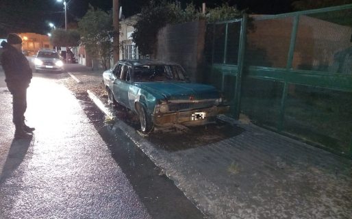 Se incendió un auto en zona norte y los vecinos lo intentaron apagar con baldes de agua