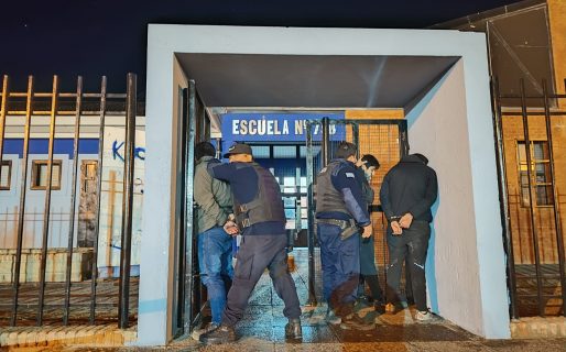 Detuvieron a dos adultos y a dos menores cuando intentaban robar en un reconocido colegio