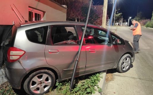Manejaba alcoholizado y acabó casi estrellándose contra una casa