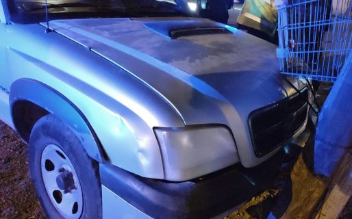 Aprovechó el finde largo, tomó de más y chocó con su camioneta