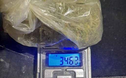 Lo engancharon con «41 gramos de hojitas y yerba» caminando por zona norte
