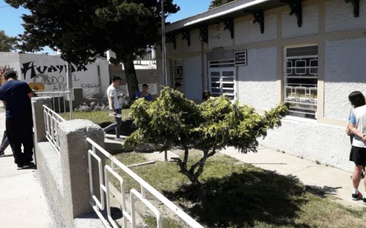 Estudiantes del Instituto N°810 reclaman que toman las clases en una capilla