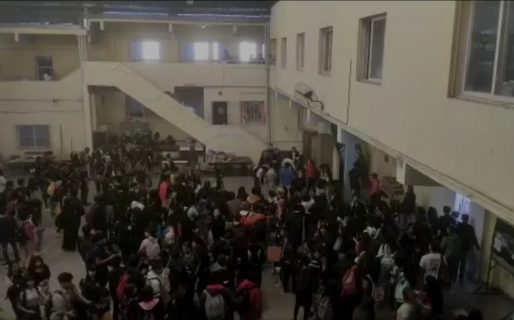 Su hija se peleó con una alumna y en venganza destrozó la escuela: agredió a los docentes y tiró piedras