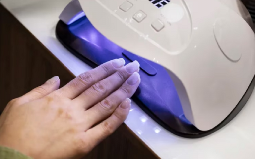 Tuvo cáncer en un dedo y sospechan de las lámparas que se usan para el esmaltado semi permanente