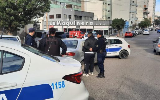 Fueron detenidos luego de intentar robar ruedas de auxilio en pleno centro