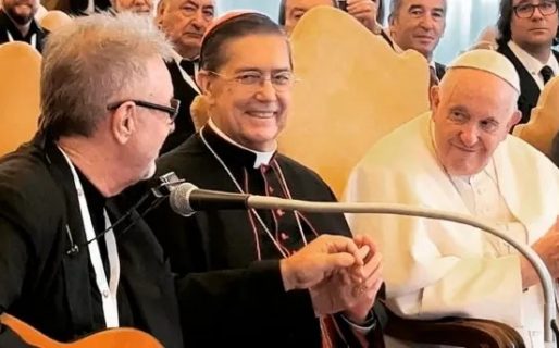 León Gieco cantó ‘Sólo le pido a Dios’ e hizo emocionar al Papa Francisco