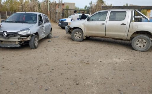 Fuerte choque entre un auto y una camioneta en el barrio Roque González