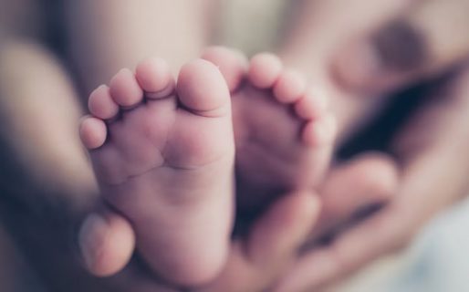 Dejó a su hijo con la niñera y cuando volvió tenía el cráneo fracturado