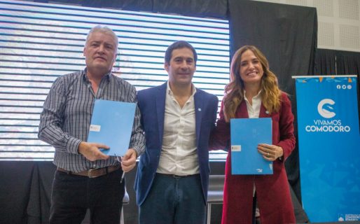 Junto a Victoria Tolosa Paz, el Municipio participó de la firma de convenios